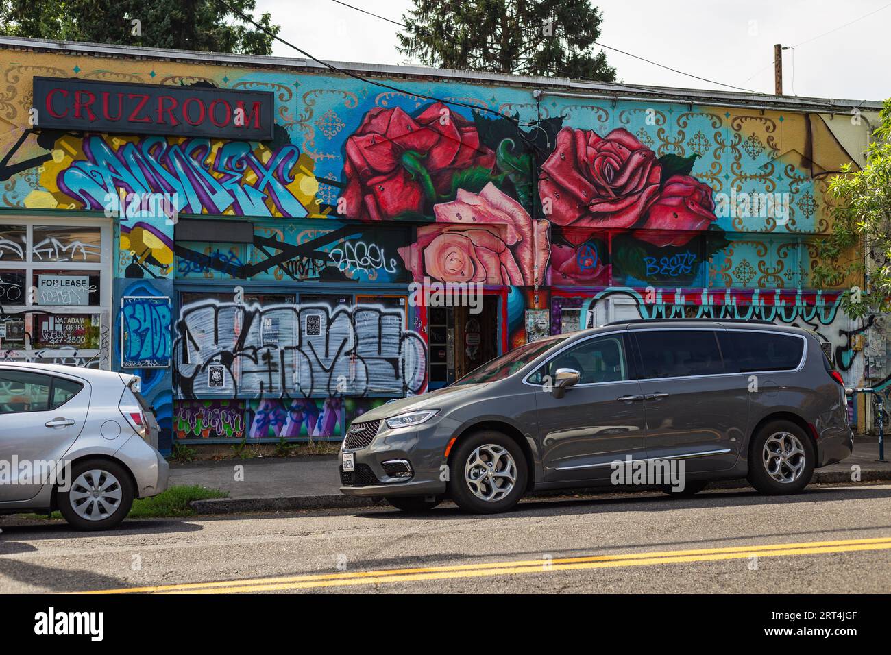 Graffiti, die wunderschöne Wandmalereien vor der jetzt stillgelegten Cruz Room Bar im Alberta Arts District in Portland, Oregon, enttarnen Stockfoto