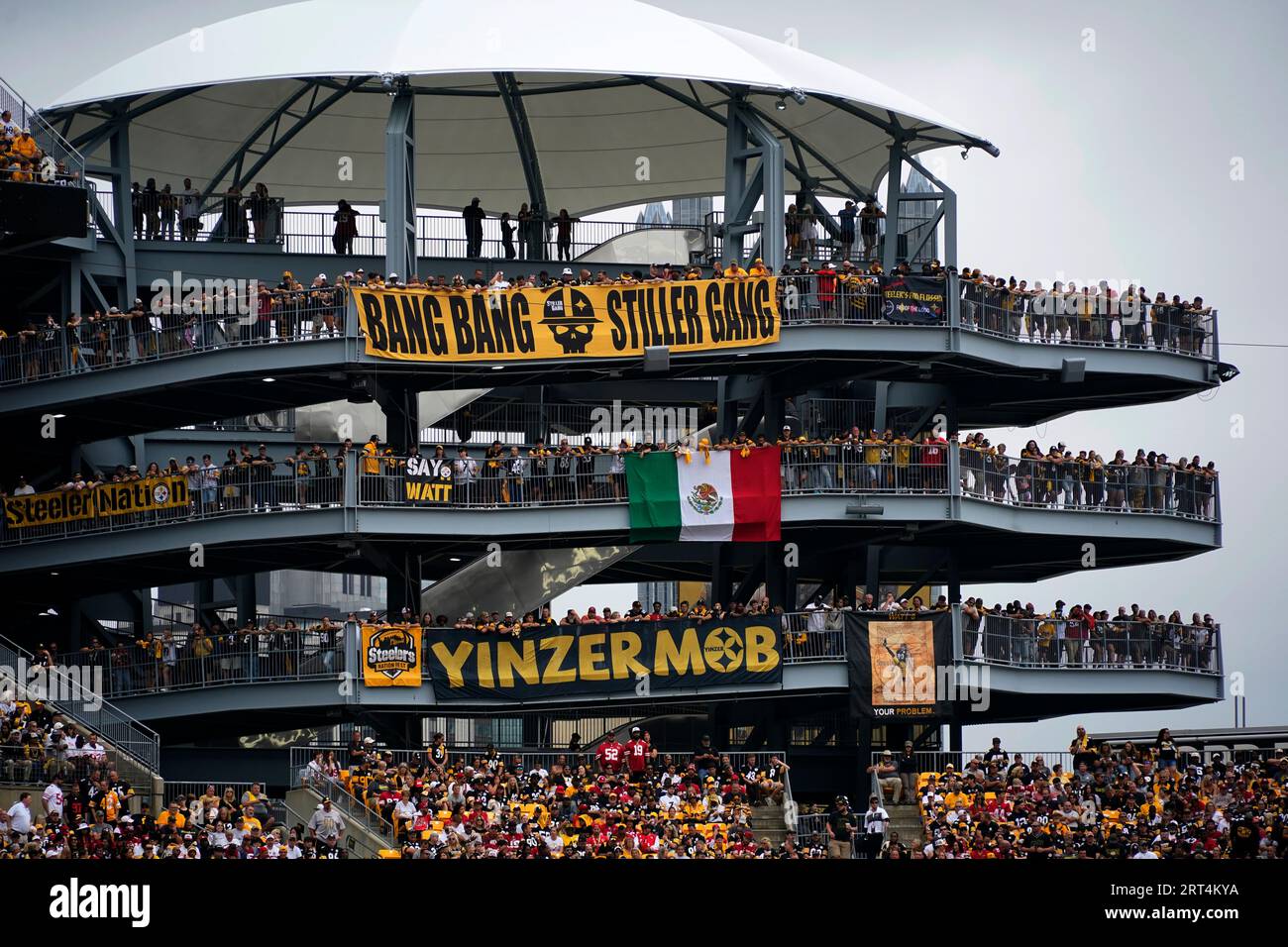 Football fans line a rotunda at Acrisure Stadium during the first half of an NFL football game between the Pittsburgh Steelers and the San Francisco 49ers in Pittsburgh, Sunday, Sept. 10, 2023. (AP Photo/Gene J. Puskar) Stockfoto