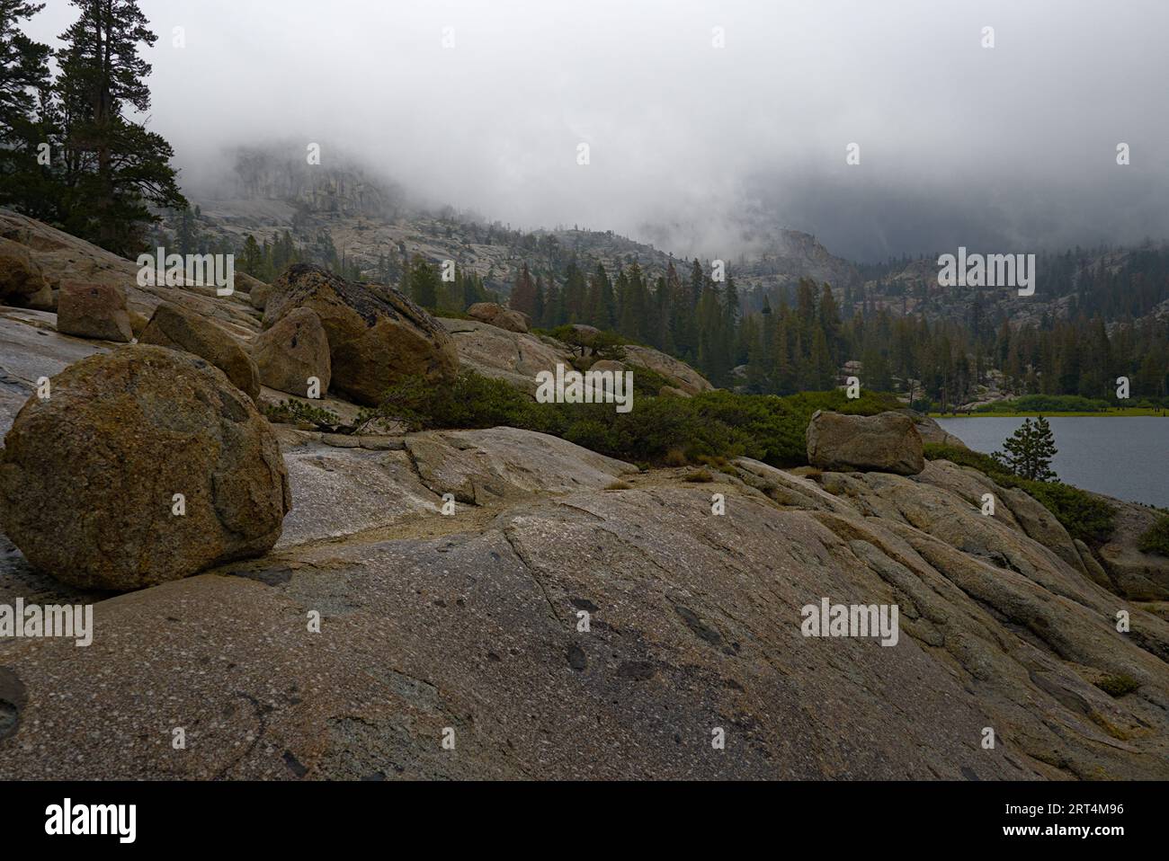 Bear Lake unter bewölktem Himmel in der Emigrant Wilderness Stockfoto