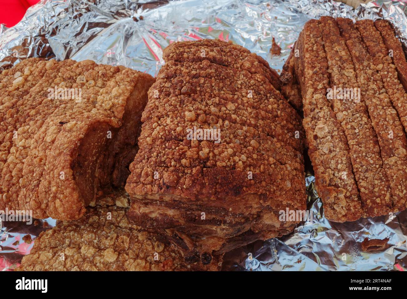 Top View, Gruppe von knusprigen Schweinebäuchen verkauft am Stand des Straßenmarkts. Stockfoto