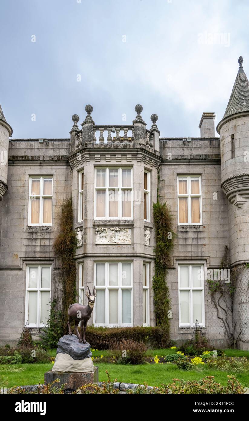 Bronzestatue von Gämsen-Hirschen vor dem Fenster von Königin Victoria im Balmoral Castle in Schottland Stockfoto