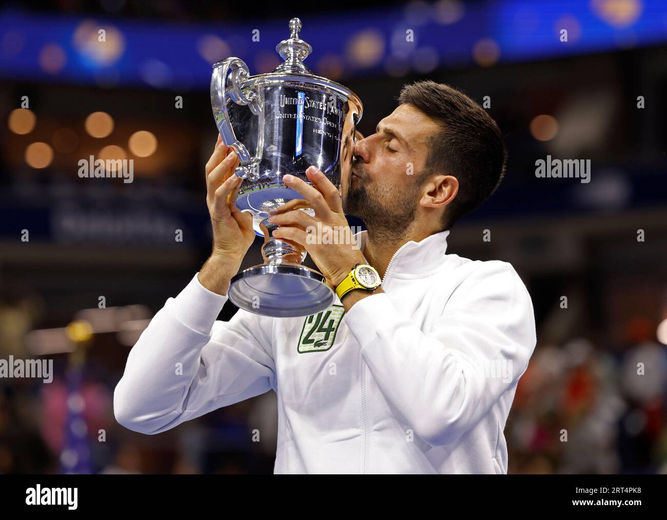 Flushing Meadow, Usa. September 2023. Novak Djokovic aus Serbien küsst seine Trophäe, nachdem er Daniil Medwedew aus Russland besiegt hatte, um das Finale der Männer im Arthur Ashe Stadium bei den US Open Tennis Championships 2023 im USTA Billie Jean King National Tennis Center in New York City am Sonntag, den 10. September 2023, zu gewinnen. Djokovic gewann in drei Sätzen, 6:3, 7-6 (5), 6:3. Foto von Corey Sipkin/UPI Credit: UPI/Alamy Live News Stockfoto