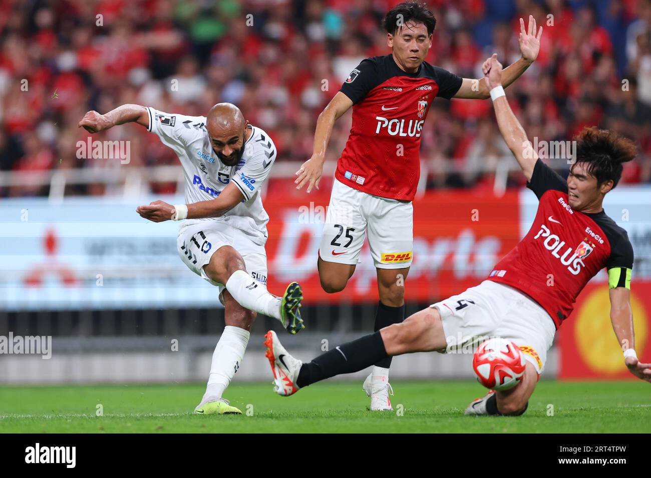 Saitama, Japan. September 2023. (L bis R) Issam Jebali (Gamba), Kaito Yasui, Takuya Iwanami (Reds) Fußball/Fußball: 2023 J. League YBC Levain Cup Viertelfinale zwischen Urawa Red Diamonds 3-0 Gamba Osaka im Saitama Stadion 2002 in Saitama, Japan. Quelle: Naoki Morita/AFLO SPORT/Alamy Live News Stockfoto