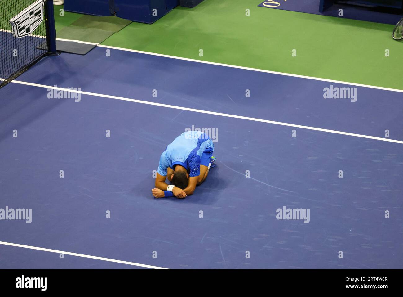 New York, Usa. September 2023. Novak Djokovic fällt auf die Knie und wird von Emotionen überwältigt, nachdem er Daniil Medwedew im Männerfinale bei den US Open, seinem 24. Grand-Slam-Titel, besiegt hat. Quelle: Adam Stoltman/Alamy Live News Stockfoto