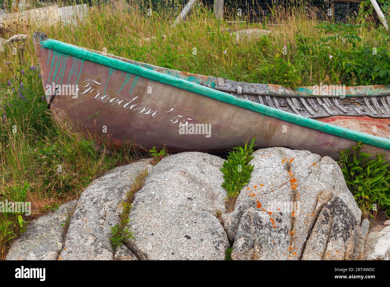 Verlassenes altes Boot im Gras, Peggy's Cove, Nova Scotia, Kanada Stockfoto