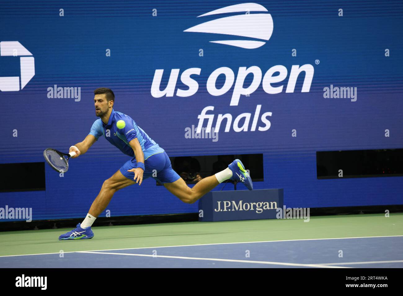 New York, Usa. September 2023. Novak Djokovic in Aktion gegen Daniil Medwedew im Finale der Männer bei den US Open. Djokovic gewann das Spiel in drei Sätzen, um seinen 24. Grand-Slam-Titel zu gewinnen. Quelle: Adam Stoltman/Alamy Live News Stockfoto