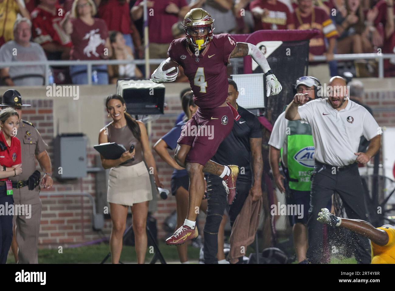 Tallahassee, Florida, USA. September 2021. Keon Coleman (4) springt während eines College-Fußballspiels zwischen den Southern Miss Golden Eagles und den Florida State Seminoles im Doak-Campbell Stadium in Tallahassee, Florida, über einen Verteidiger. Bobby McDuffie/CSM/Alamy Live News Stockfoto