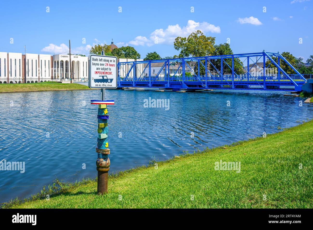 NEW ORLEANS, LA, USA - 10. SEPTEMBER 2023: Warnschild vor der Beschlagnahme von Booten, die in der Bayou St. John mit dem Stadtbild von Bayou Stockfoto