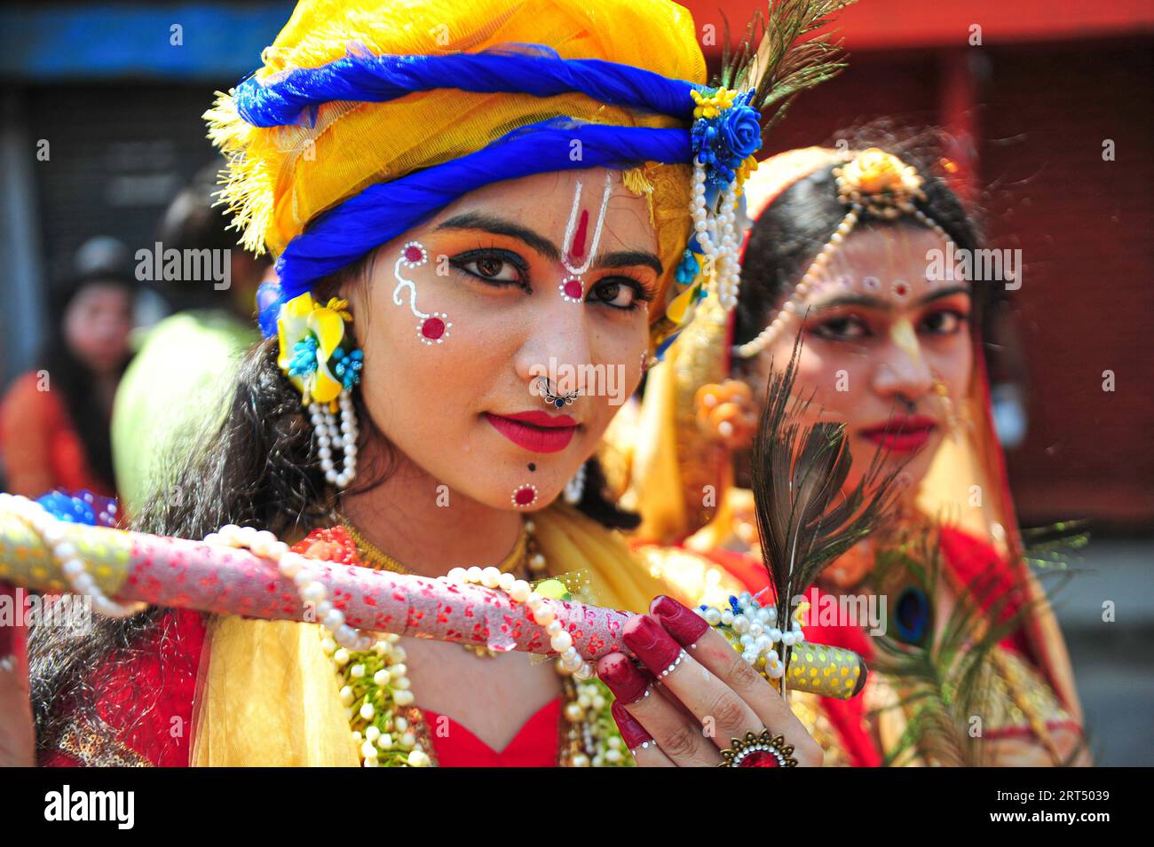 Junge Mädchen verkleiden sich als Radha und Krishna während der farbenfrohen Kundgebung der Krishna Janmashtami-Veranstaltung, die von hinduistischen Anhängern anlässlich des Geburtsjubiläums von Lord Krishna gefeiert wird, der als achter Avatar oder Inkarnation von Lord Vishnu gilt. Sylhet, Bangladesch. Stockfoto