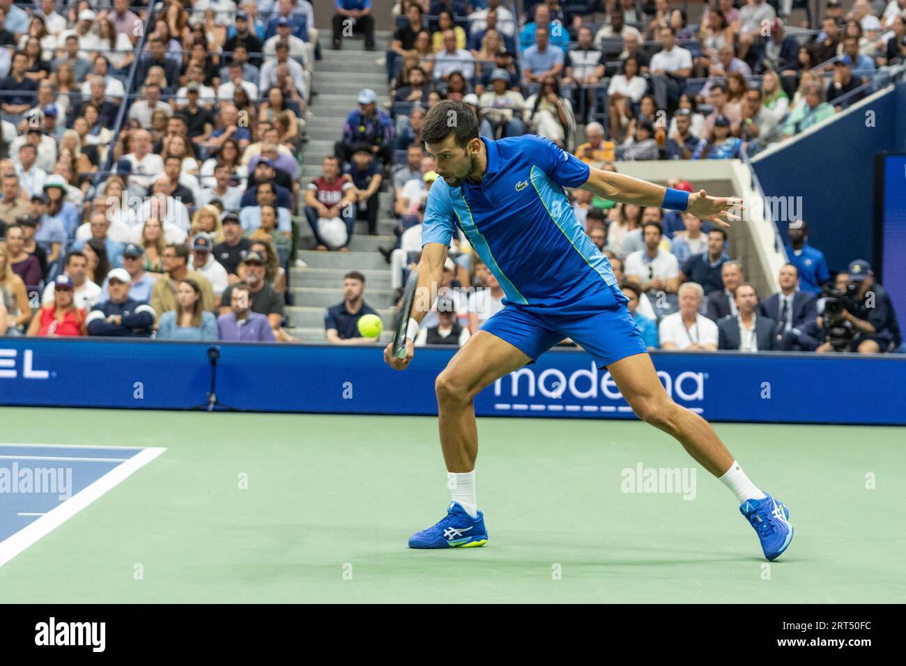 New York, USA. September 2023. Novak Djokovic aus Serbien kehrt im Finale gegen Daniil Medwedev der US Open Championships am 10. September 2023 im Billie Jean King Tennis Center in New York zurück. Mit dem Sieg bei den US Open entsprach Djokovic dem Rekord von 24 von Margaret Court über die meisten Grand-Slam-Siege. (Foto: Lev Radin/Suipa USA) Credit: SIPA USA/Alamy Live News Stockfoto