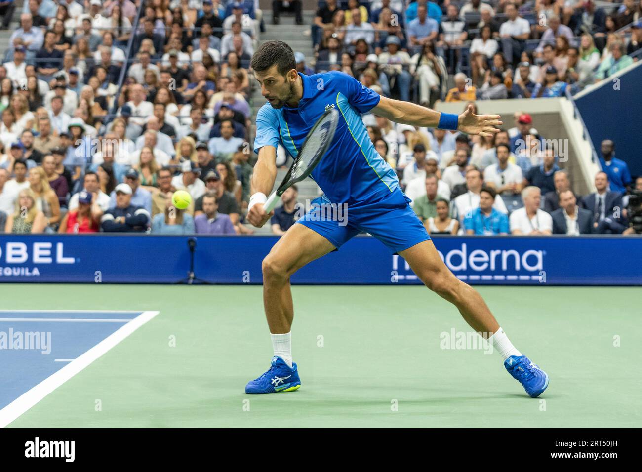 New York, USA. September 2023. Novak Djokovic aus Serbien kehrt im Finale gegen Daniil Medwedev der US Open Championships am 10. September 2023 im Billie Jean King Tennis Center in New York zurück. Mit dem Sieg bei den US Open entsprach Djokovic dem Rekord von 24 von Margaret Court über die meisten Grand-Slam-Siege. (Foto: Lev Radin/Suipa USA) Credit: SIPA USA/Alamy Live News Stockfoto