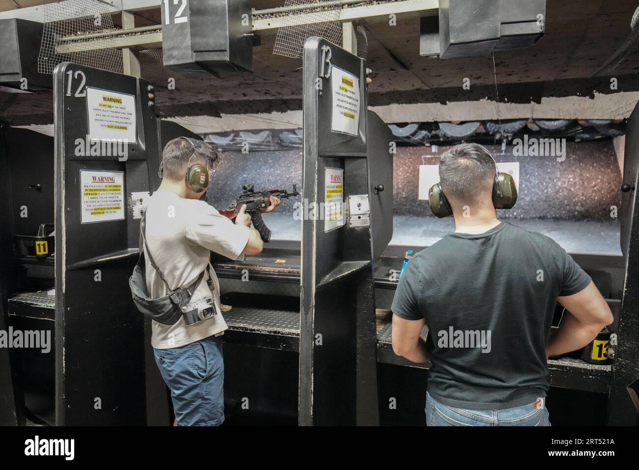 Los Angeles, Usa. September 2023. Die Leute trainieren, um im Schießsaal zu schießen. Auch wenn es viele Stimmen gibt, die gegen die Waffengewalt sind, ist der Besitz von Waffen für jeden Amerikaner in den Vereinigten Staaten immer noch legal. Jeden Tag kommen viele Leute zu uns und machen Waffenschulungen im Los Angeles Gun Club in Los Angeles, Kalifornien. Dieser Gun Club ist für die Öffentlichkeit zugänglich, auch für Personen, die aus anderen Ländern in die Vereinigten Staaten reisen. Außerdem verkauft dieser Waffenclub verschiedene Arten von Waffen an die berechtigten Bewohner Kaliforniens. Quelle: SOPA Images Limited/Alamy Live News Stockfoto