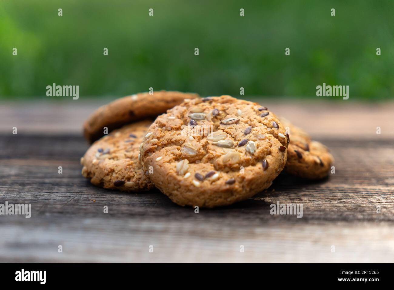 Herzförmige Kekse auf Holztisch, süße hausgemachte herzförmige Kekse mit Haferflocken. Haferkekse mit Sesamsamen. Haferkekse mit siehe Stockfoto