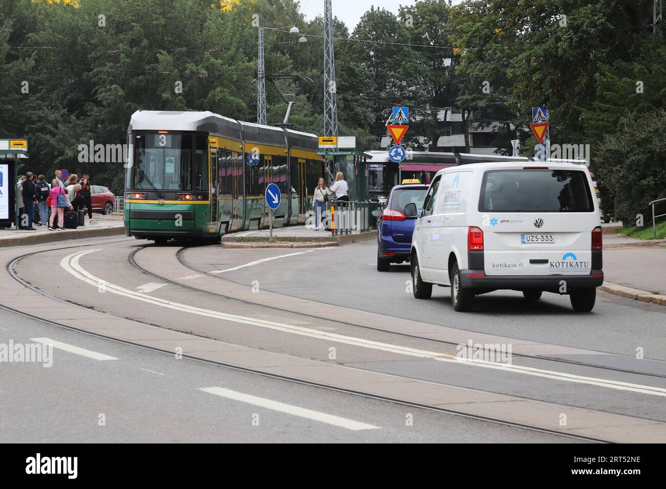 Helsinki, Finnland - 5. September 2023: Personen, Straßenbahn und Verkehr an der Straßenbahnhaltestelle Olympia Terminal. Stockfoto