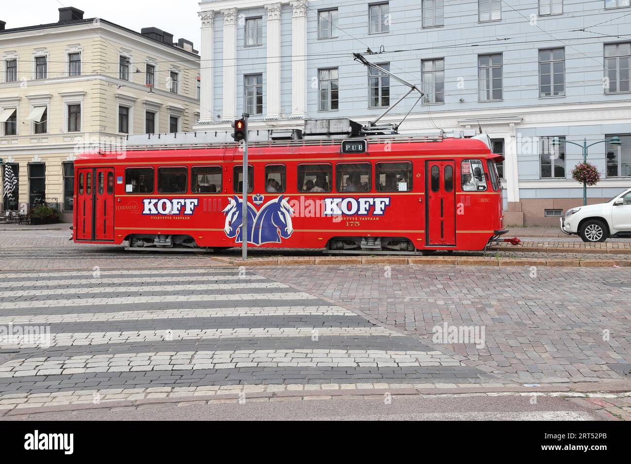 Helsinki, Finnland - 5. September 2023: Blick auf den mobilen Pub Sparakoff, eine umgebaute Straßenbahn, am Marktplatz. Stockfoto
