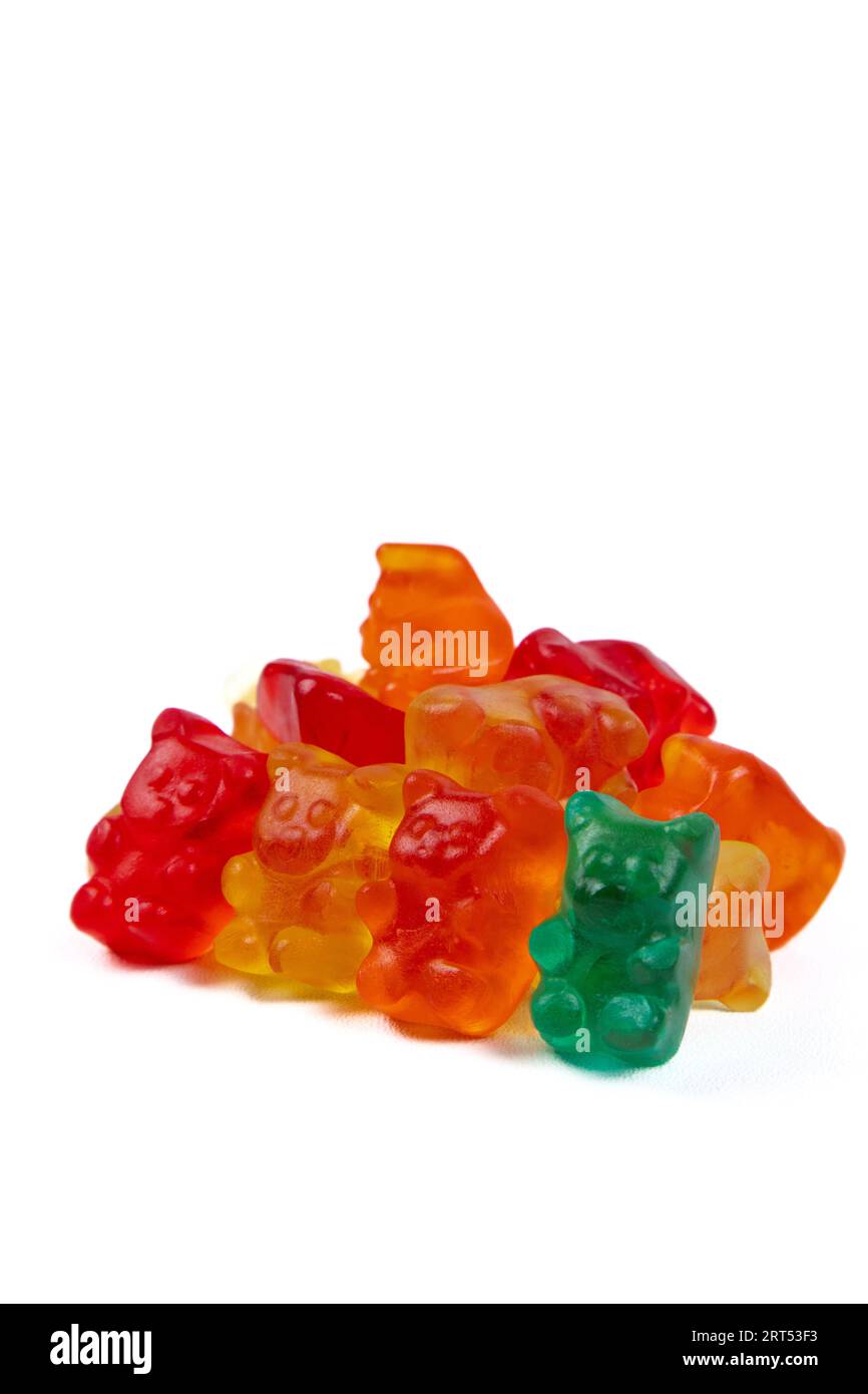 Ein Haufen bunter Süßigkeiten für Gelee-Bären auf weißem Hintergrund Stockfoto