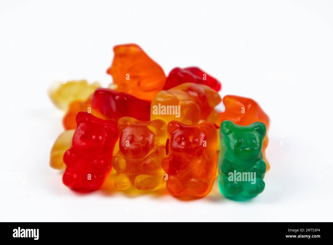 Ein Haufen bunter Süßigkeiten für Gelee-Bären auf weißem Hintergrund Stockfoto