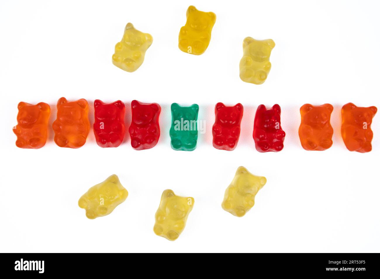 Ein Haufen bunter Süßigkeiten für Gelee-Bären auf weißem Hintergrund Stockfoto