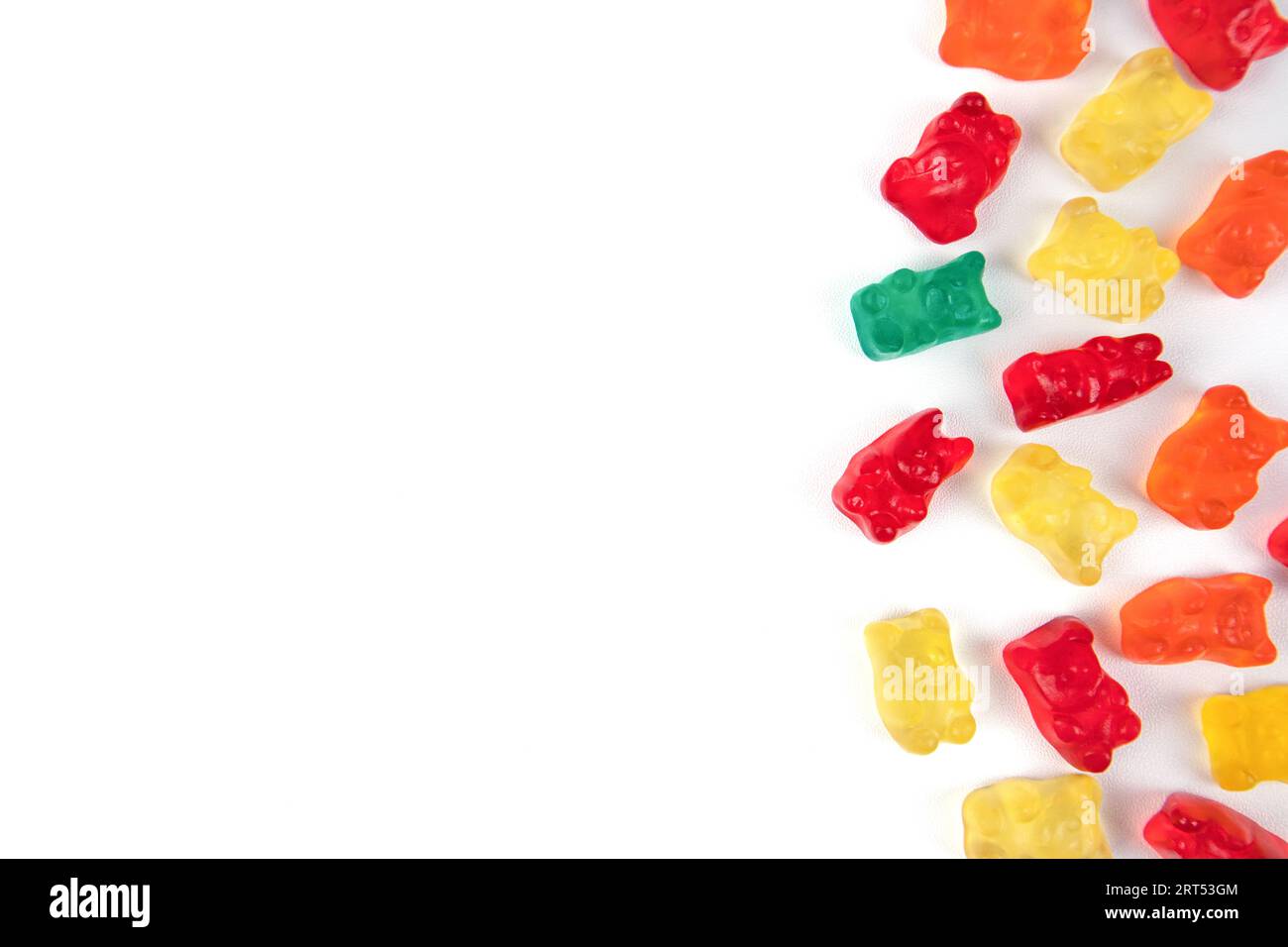 Ein Haufen bunter Süßigkeiten für Gelee-Bären auf weißem Hintergrund Stockfoto