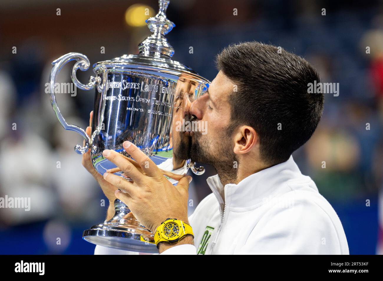 New York, USA. September 2023. Novak Djokovic aus Serbien küsst die Trophäe während der Verleihung der Männer-Singles-Veranstaltung bei den US Open Tennis-Meisterschaften 2023 in New York, USA, am 10. September 2023. Quelle: Liu Jie/Xinhua/Alamy Live News Stockfoto