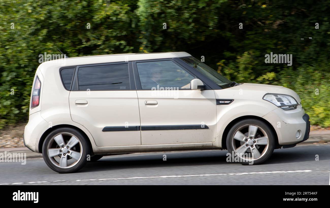 Milton Keynes, UK-Sept 10th 2023: 2009 Creme-Dieselmotor Kia Soul Auto auf einer englischen Straße. Stockfoto