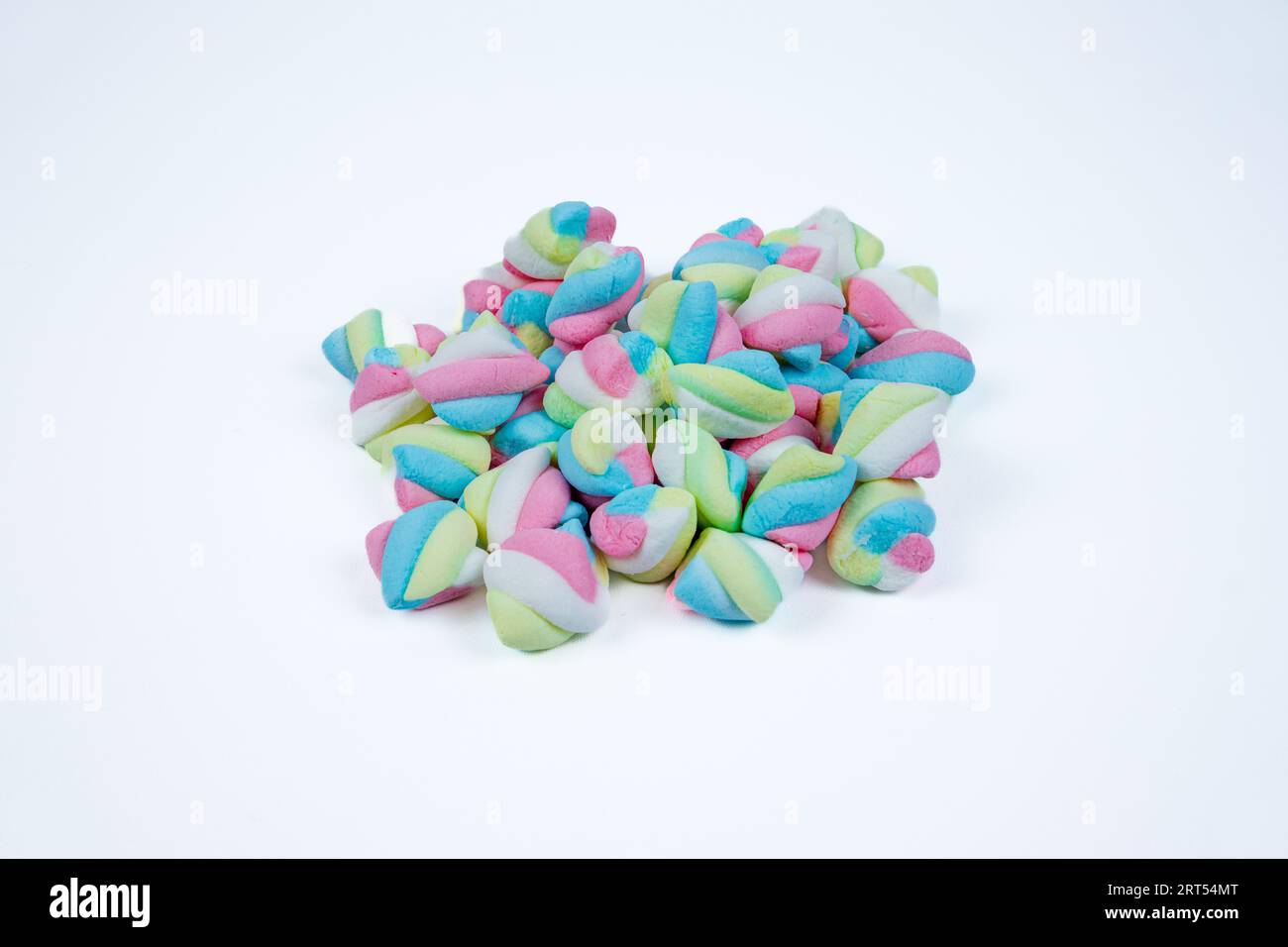 Ein Haufen Marshmallow Bonbons auf weißem Hintergrund Stockfoto