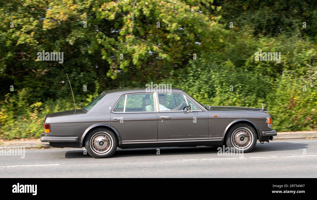 Milton Keynes, UK-Sept 10th 2023: 1986 Rolls Royce Silver Spirit Luxusauto auf einer englischen Landstraße. Stockfoto