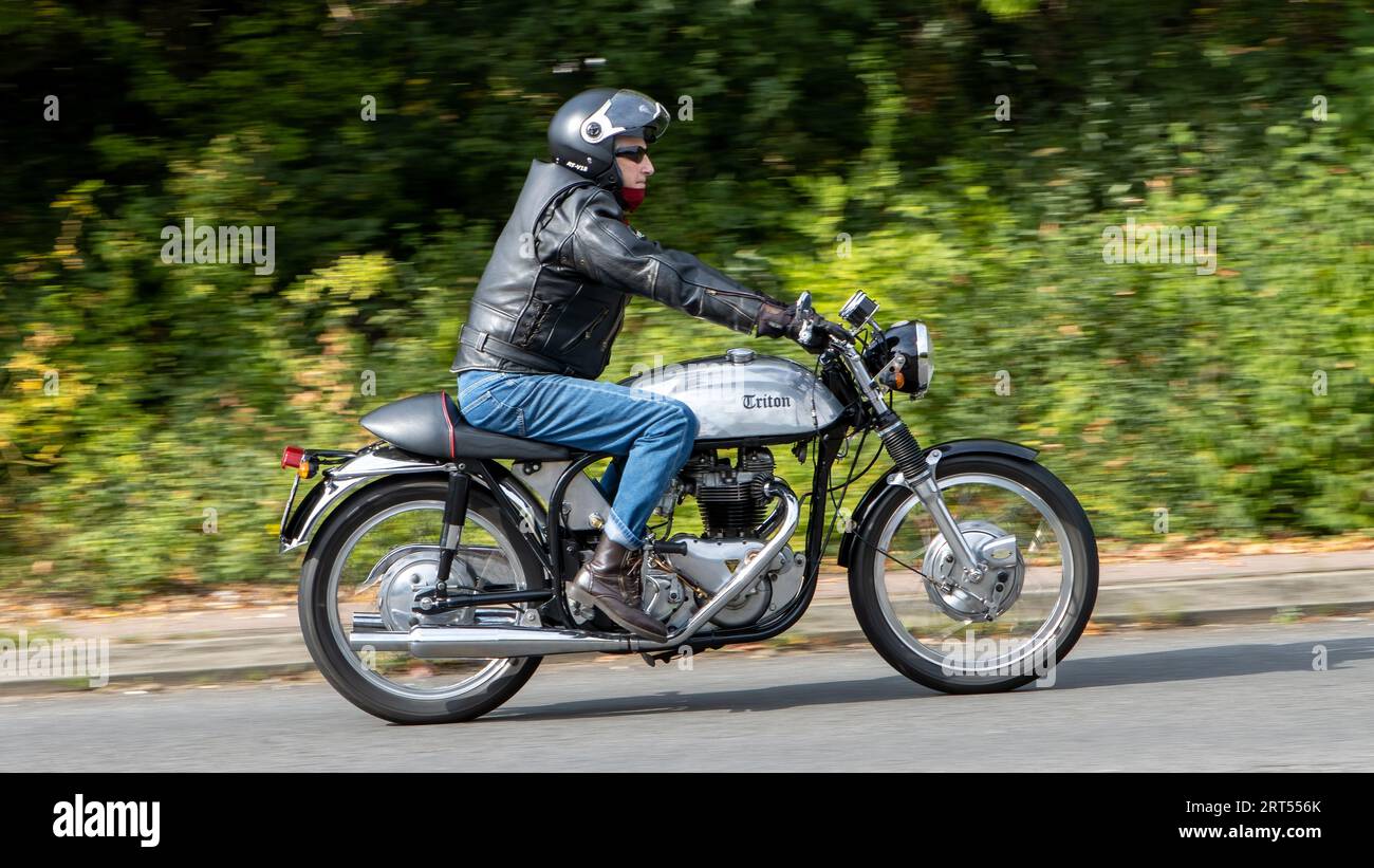 Milton Keynes, UK-Sept 10th 2023: 1970 Silber Triton - Triumph Norton - Motorrad auf einer englischen Straße. Ein Triumph-Motor in einem Norton-Rahmen. Stockfoto