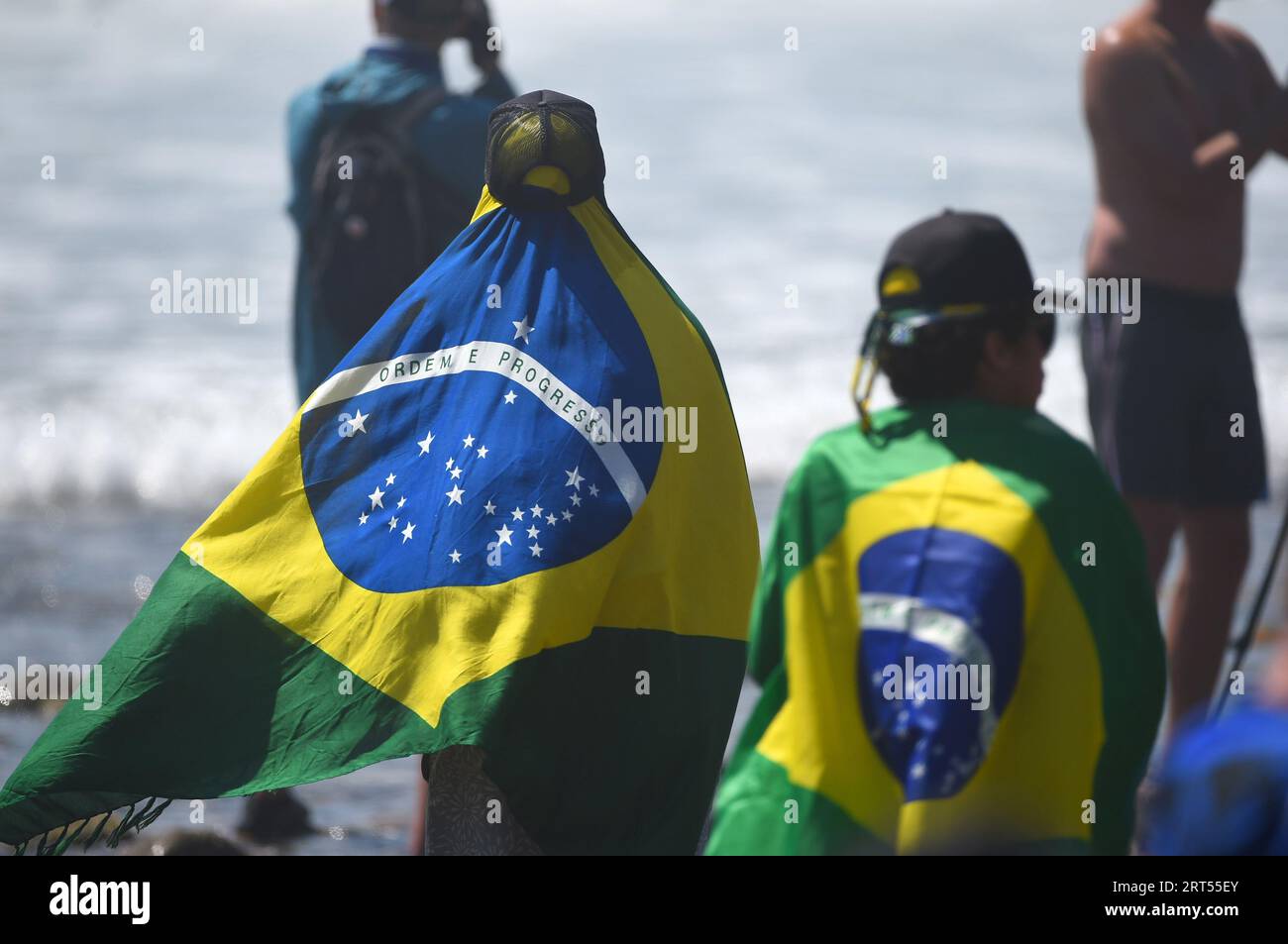 San Clemente, Kalifornien, USA. September 2023. Zuschauer mit brasilianischen Flaggen während des Rip Curl WSL Finals Surfwettbewerbs auf niedrigeren Trestern. (Bild: © Jon Gaede/ZUMA Press Wire) NUR REDAKTIONELLE VERWENDUNG! Nicht für kommerzielle ZWECKE! Stockfoto