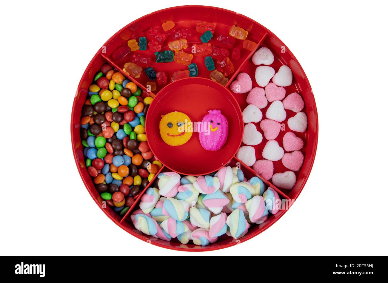 Set aus verschiedenen leckeren Süßigkeiten in einer roten Bonbonbox auf weißem Hintergrund Stockfoto
