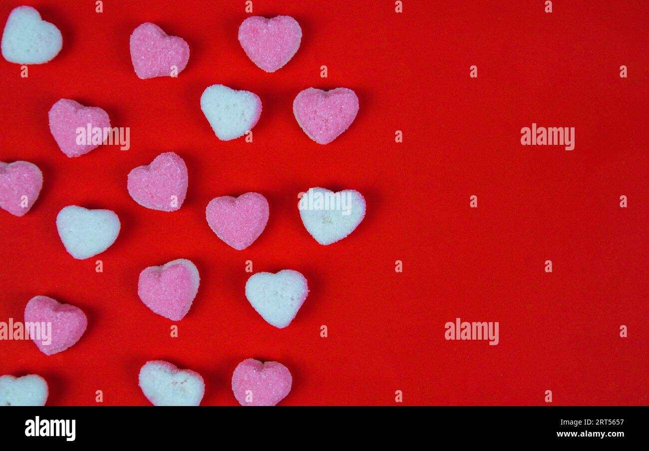 Herzförmige Zuckerwatte auf rotem Hintergrund Stockfoto