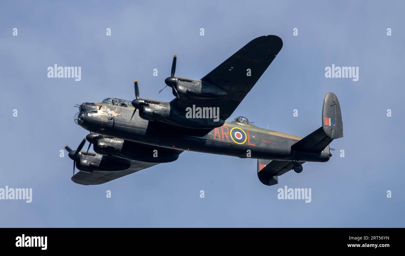 Milton Keynes, Großbritannien - 3. September 2023: RAF 1945 Battle of Britain Memorial Flight Avro Lancaster Bomber PA474 Flypast. Stockfoto