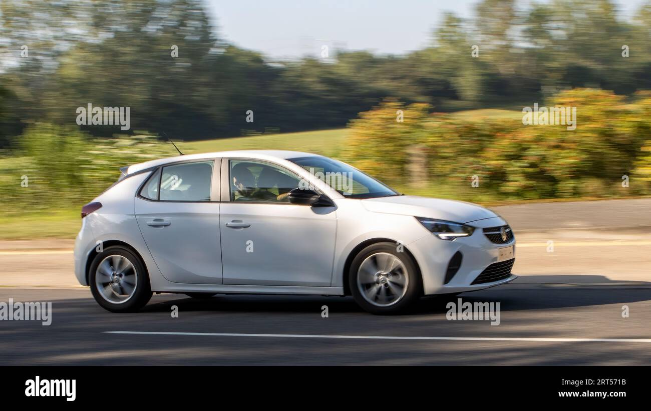 Milton Keynes, Großbritannien - 4. September 2023: 2020 weißes Vauxhall Crossland Auto, das auf einer englischen Straße fährt Stockfoto
