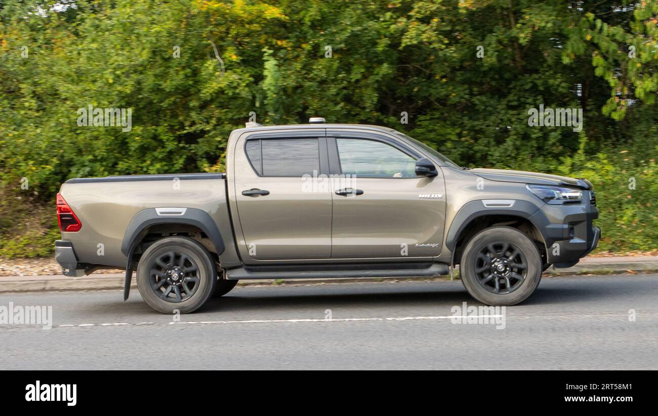 Milton Keynes, UK-Sept 10th 2023: 2022 Bronze Toyota Hilux Lkw auf einer englischen Straße. Stockfoto