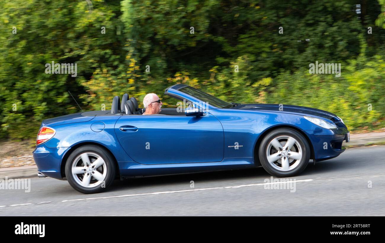 Milton Keynes, UK-Sept 10th 2023: 2004 blauer Mercedes Benz SLK 200 Cabriolet auf einer englischen Straße. Stockfoto