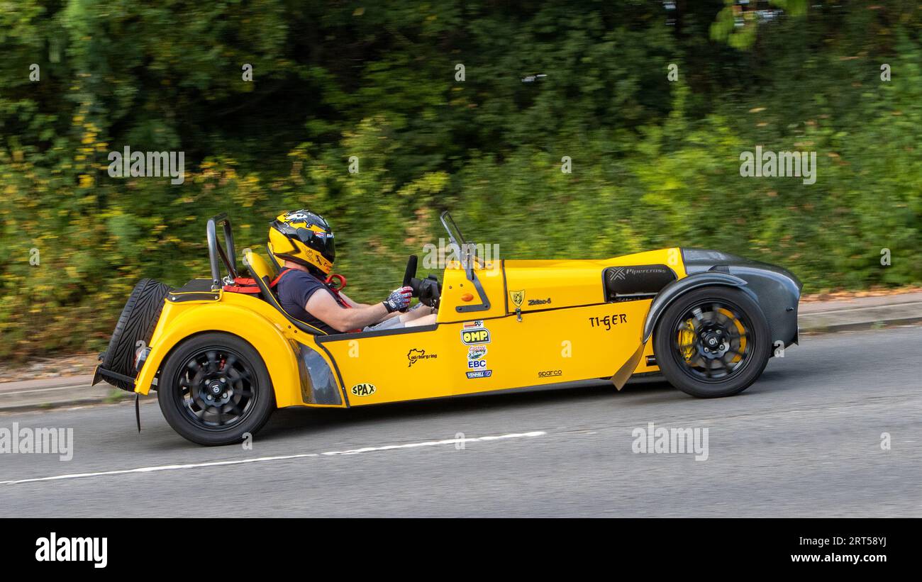 Milton Keynes, UK-Sept 10th 2023: 2005 gelbes Tiger Racing-Trikot, das auf einer englischen Straße fährt. Stockfoto