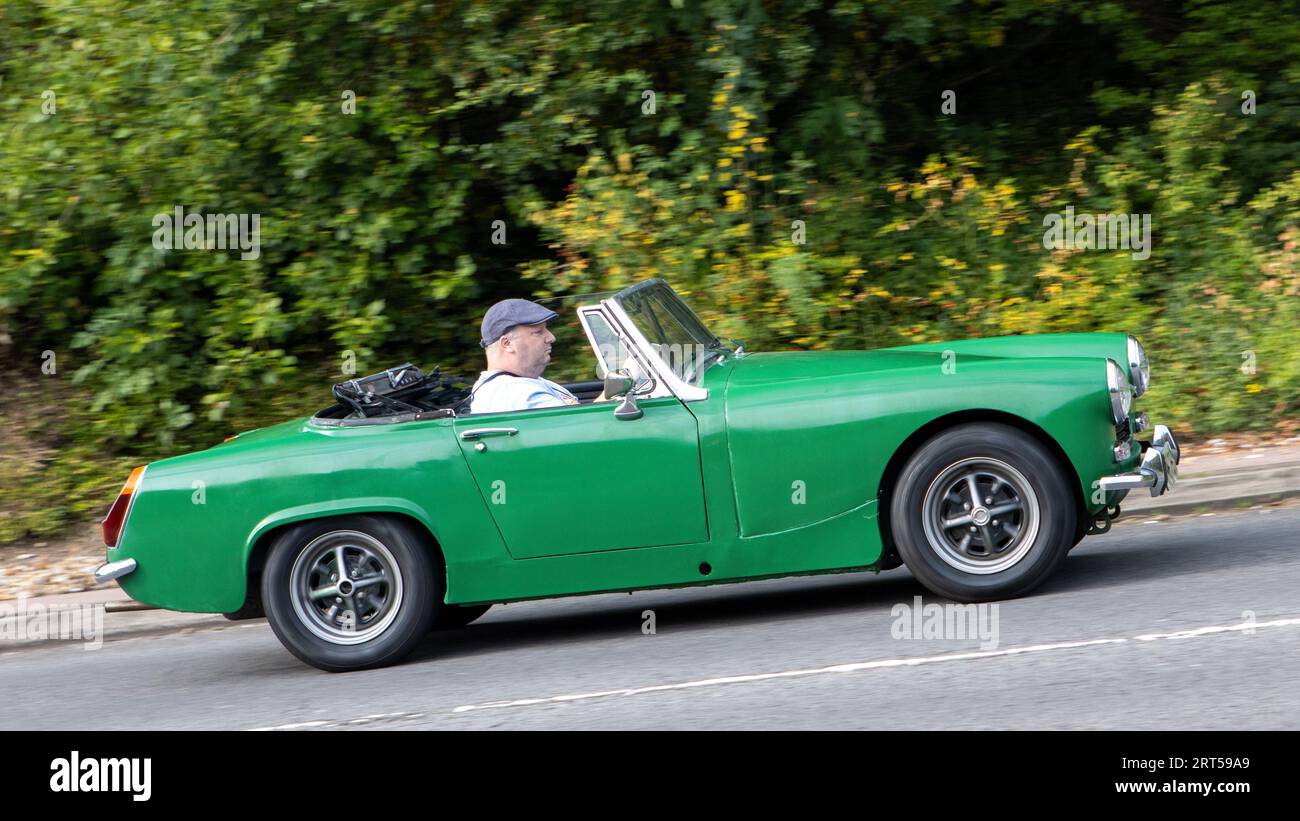 Milton Keynes, UK-Sept 10th 2023: 1971 Green MG Midget klassischer britischer Sportwagen, der auf einer englischen Straße fährt. Stockfoto