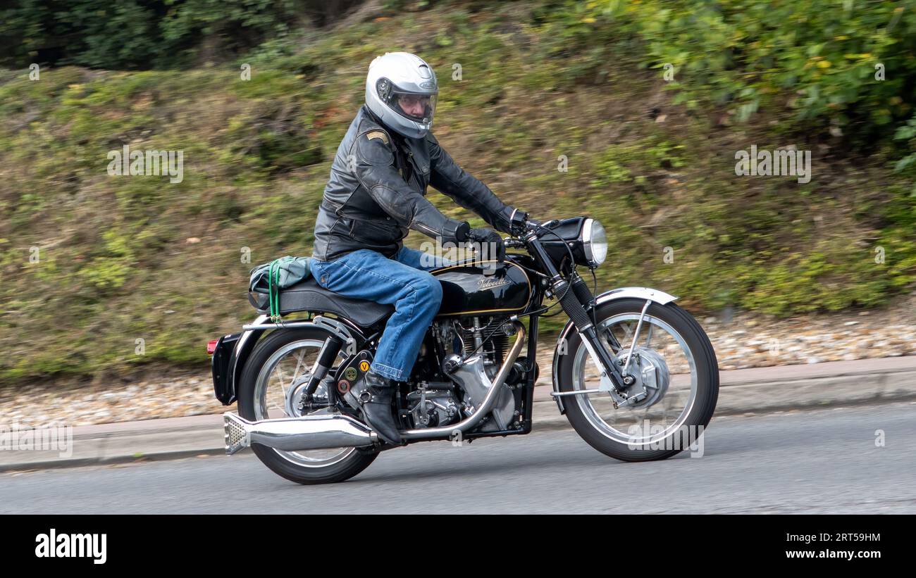 Milton Keynes, UK-Sept 10th 2023: 1966 schwarzes 500cc Velocette Venom Motorrad auf einer englischen Straße. Stockfoto