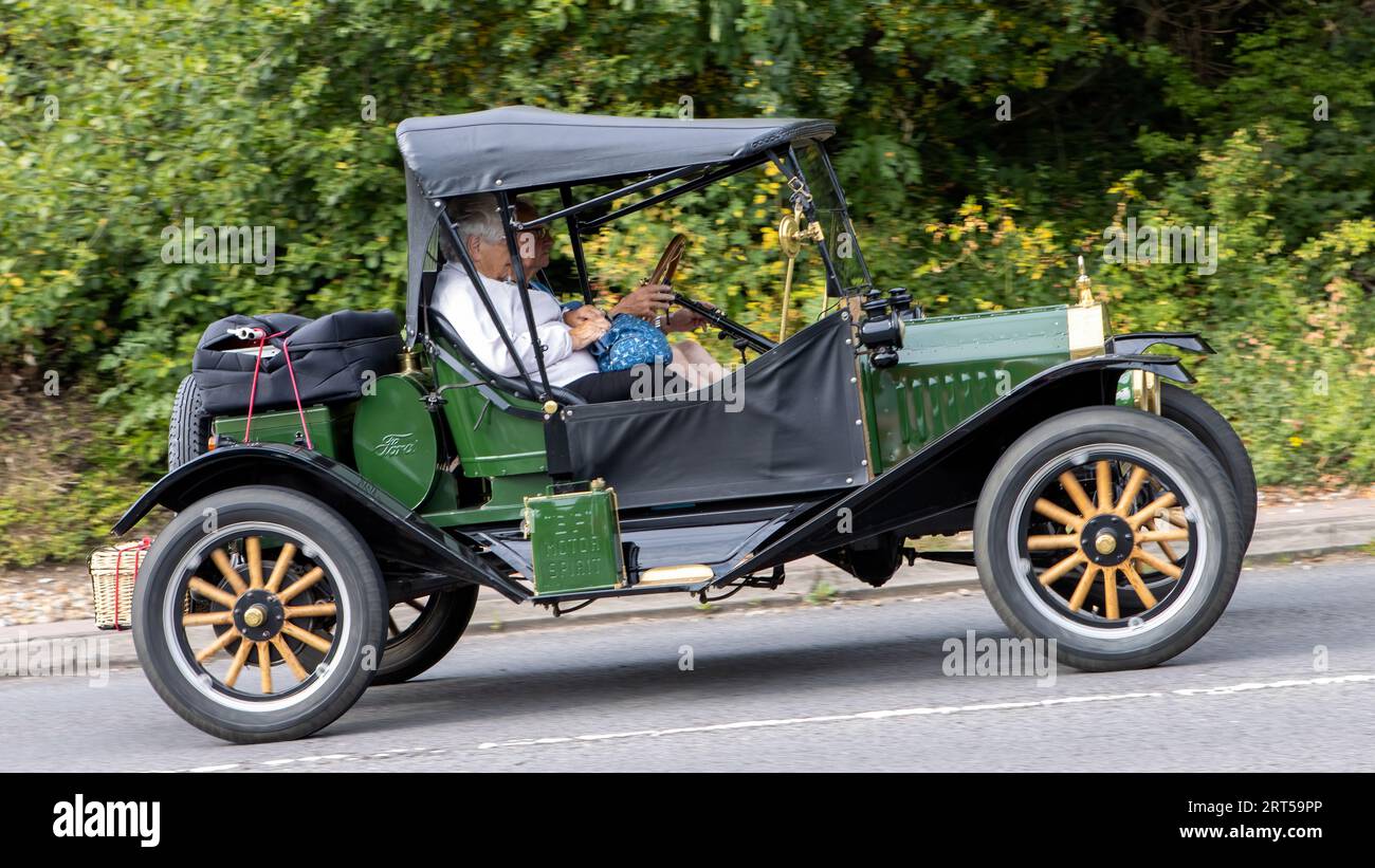 Milton Keynes, UK-Sept 10th 2023: Wunderschön restaurierter 1915 Ford Model T Oldtimer auf einer englischen Landstraße. Stockfoto