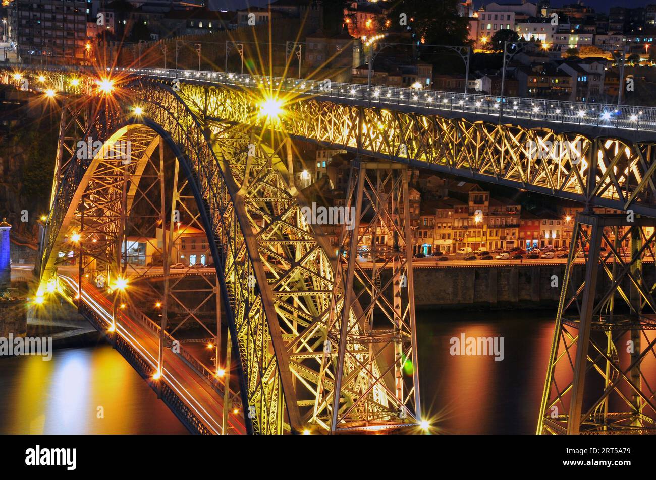 Brücke von Dom Luis in Porto in der Nacht Stockfoto