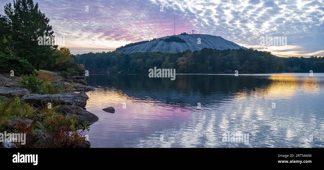 Farbenfroher Sonnenuntergang im Stone Mountain Park in Atlanta, Georgia. (USA) Stockfoto