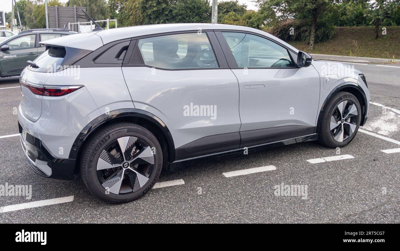 Pau, Frankreich - 09 06 2023 : renault megane e-Tech Fahrzeug Elektrologo Marke und Signaltext auf modernen neuen Fahrzeug EV französisch Stockfoto