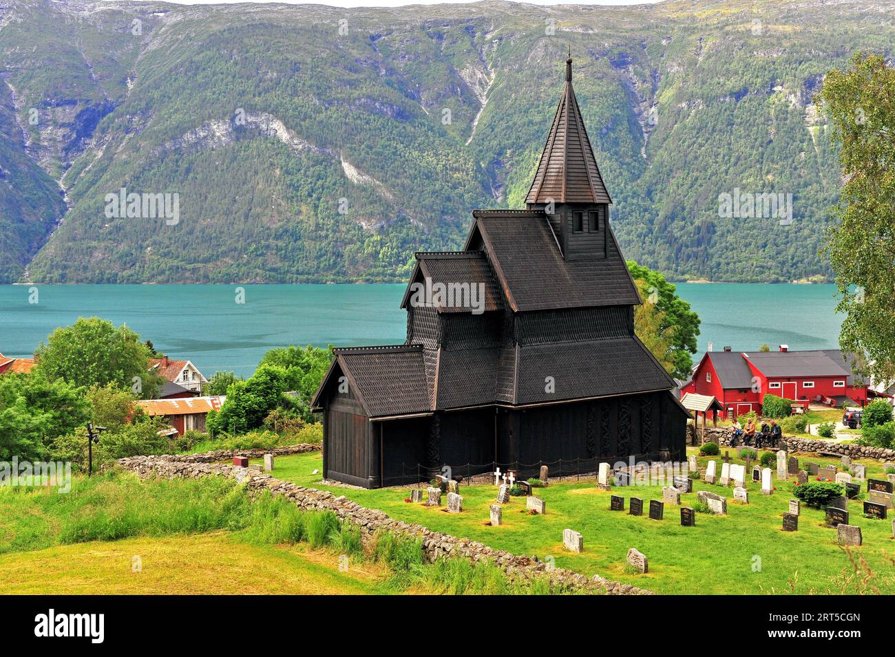 Schöne Stabkirche an Fjorden in Ornes, Norwegen Stockfoto