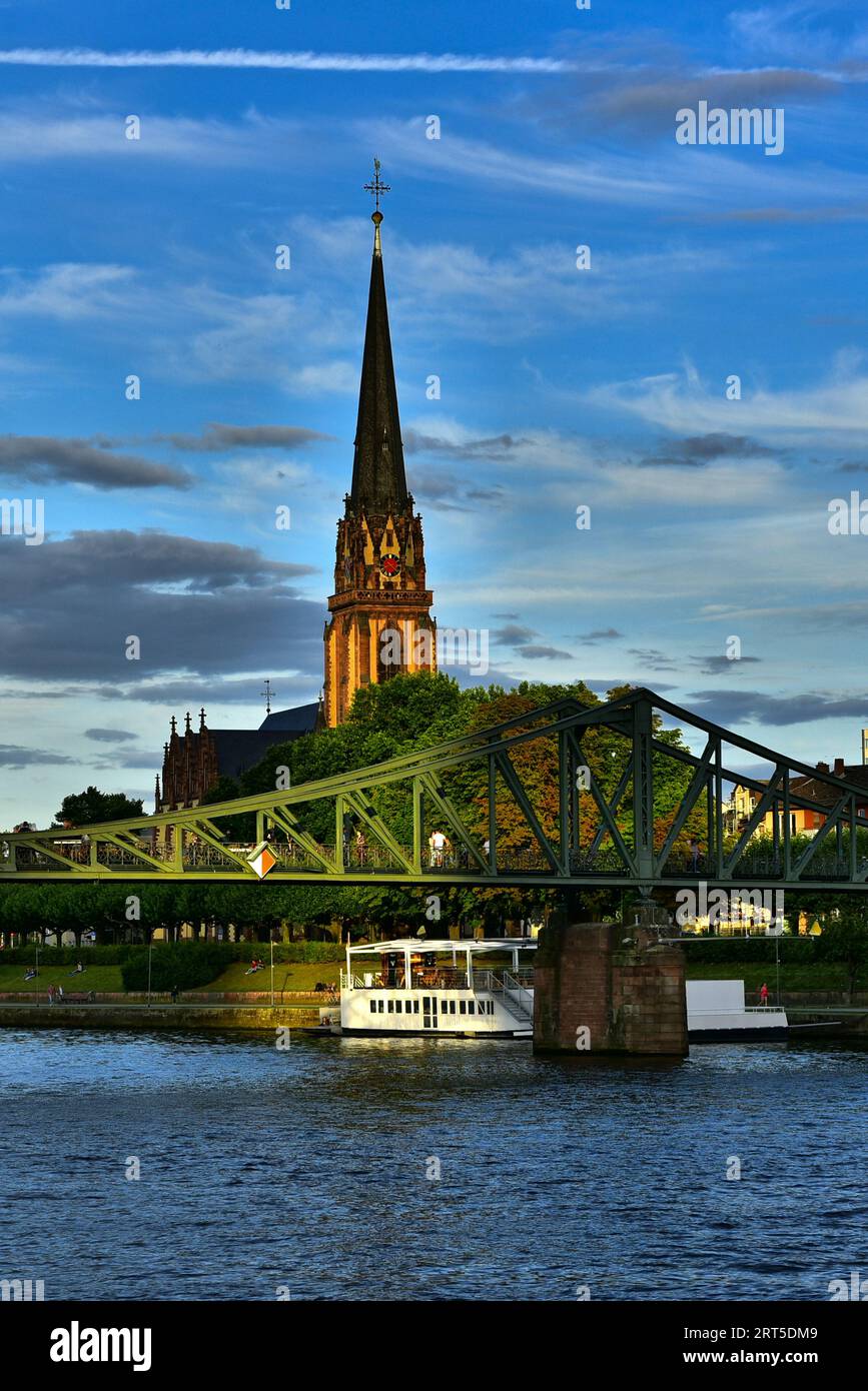 Dreikönigskirche und Eiserner Steg. Frankfurt am Main, Deutschland Stockfoto