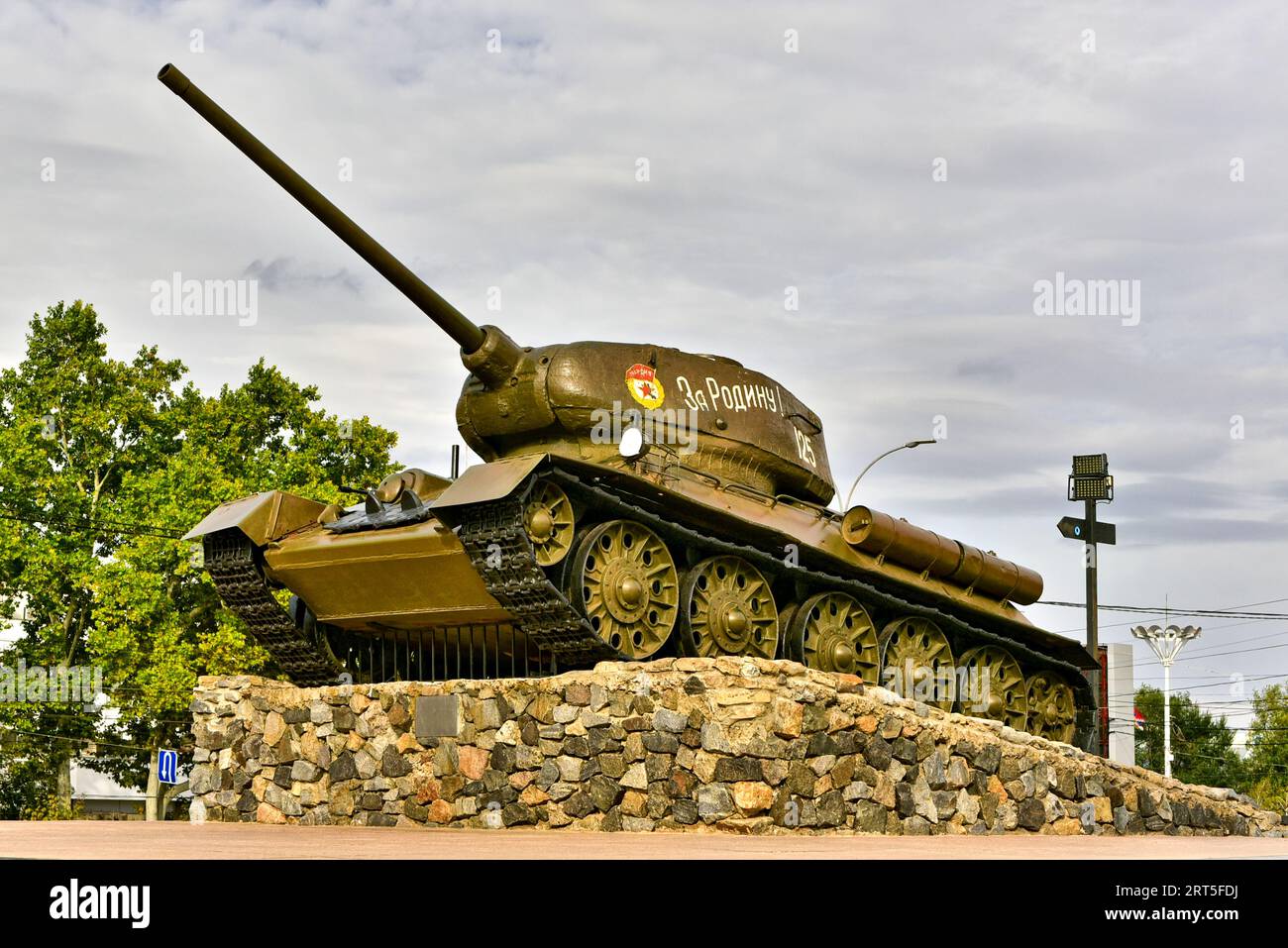 Memorial of Glory, ein T-34-85-Panzer, der im Zweiten Weltkrieg auf dem Suworov-Platz, Tiraspol, Transnistrien kämpfte Stockfoto