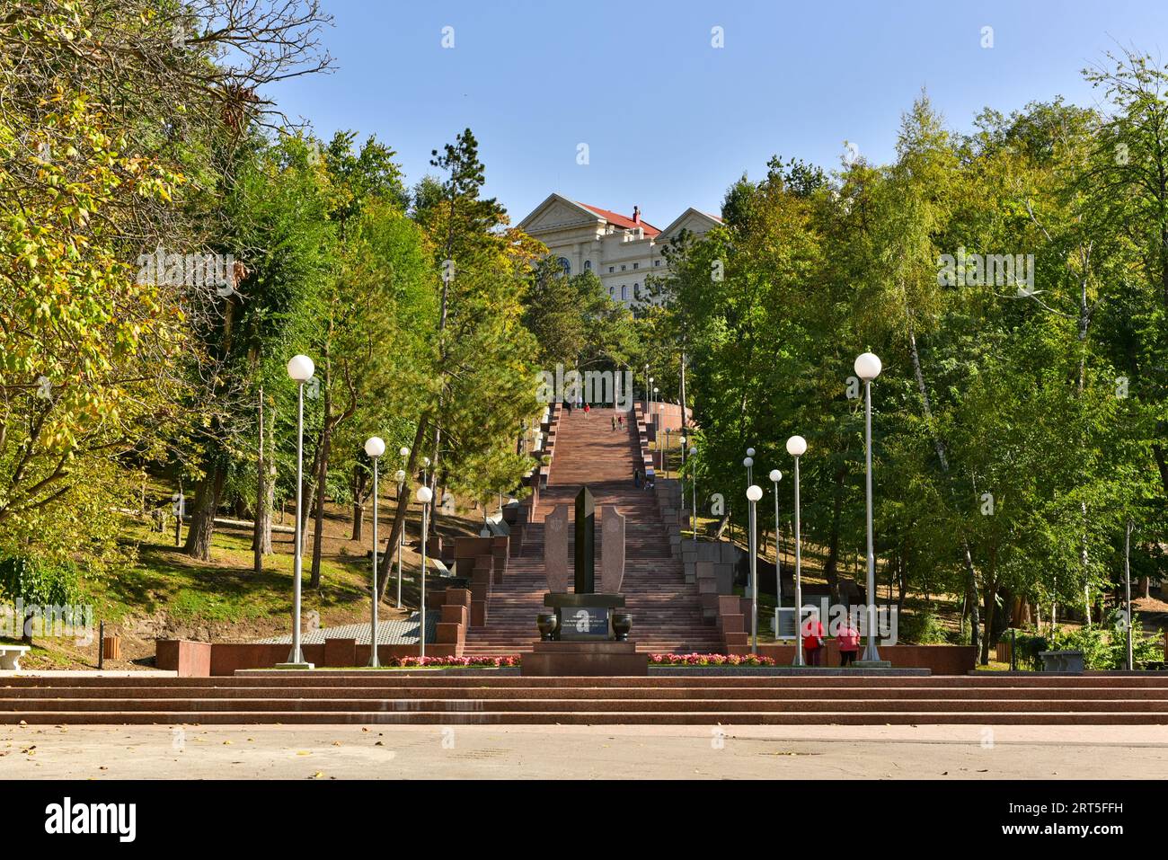 Parcul Valea Morilor und das Denkmal „Memorie Vesnica“ in Chisinau, Moldawien an einem frischen Tag im Herbst Stockfoto