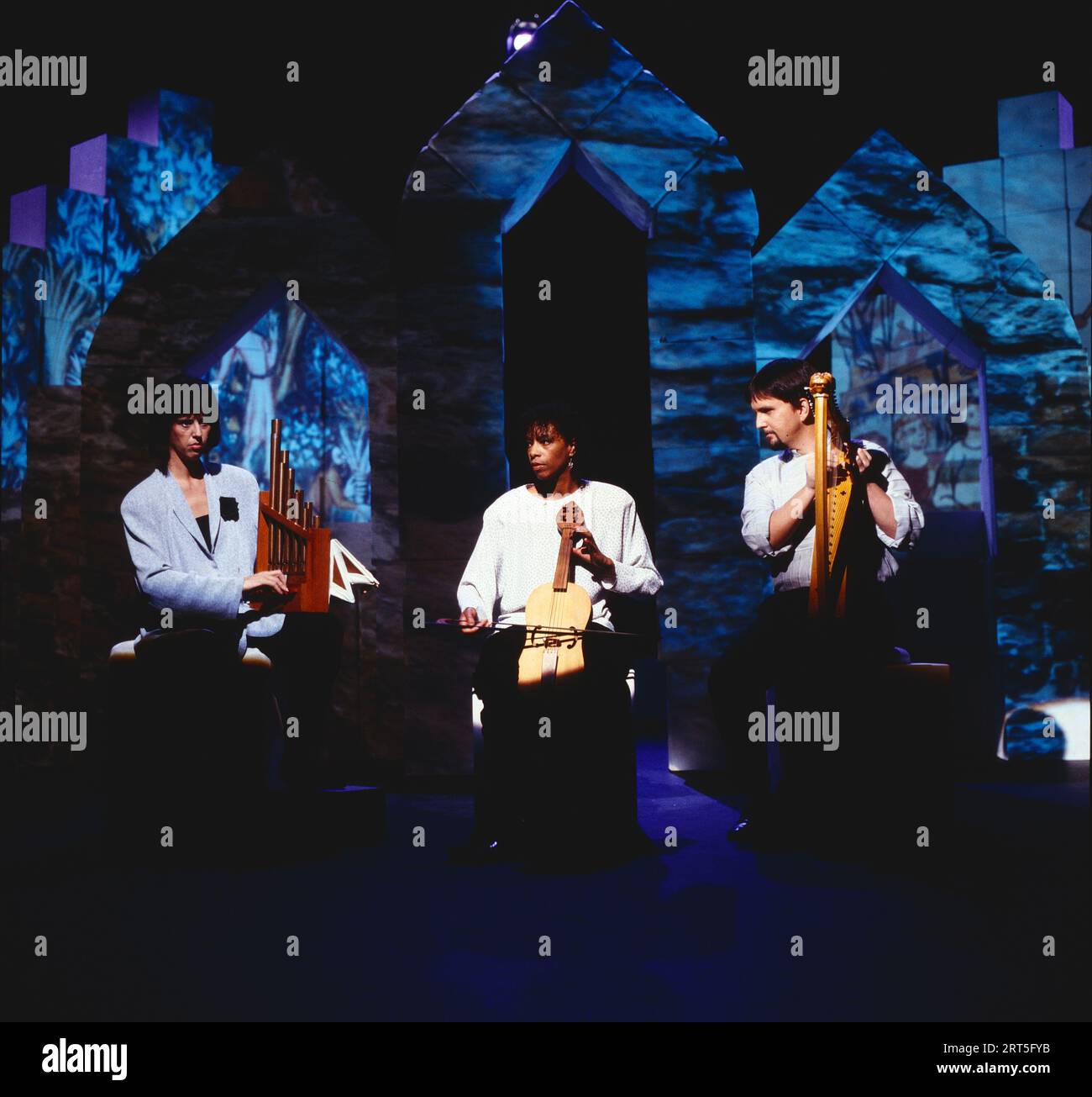 Sequentia, Ensemble für Musik des Mittelalters, wurde von Barbara Thornton (Gesang) und Ben Bagby (Harfe) gegründet, Konzert in München mit Patricia Neely (Viola da Gamba) in der Mitte, Konzert um 1990. Sequentia, Ensemble für mittelalterliche Musik, Foto: Die Ensemblegründer Barbara Thornton (Gesang) und Ben Bagby (Harfe) spielen zusammen mit Patricia Neely (Bratsche), Zentrum, Konzert in München um 1990. Stockfoto