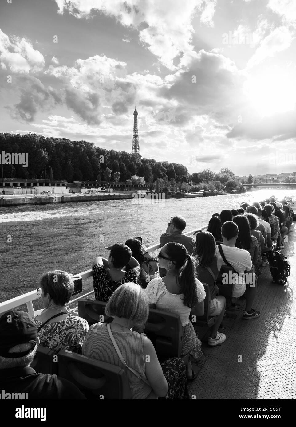 Touristen auf dem Cruse Boot, Blick auf Eiffelturm, seine, Paris, Frankreich, Europa, EU. Stockfoto