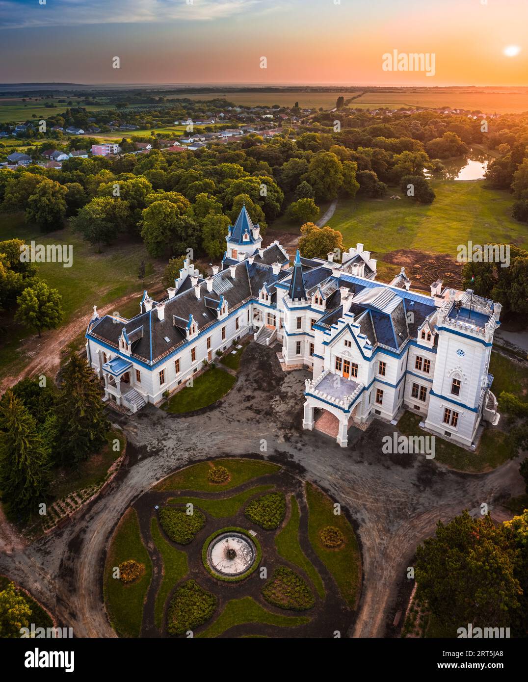 Nadasdladany, Ungarn - Panoramaaussicht auf das wunderschöne Nadasdy Mansion (Nadasdy-kastely) im kleinen Dorf Nadasdladany mit aufgehender Sonne, Stockfoto