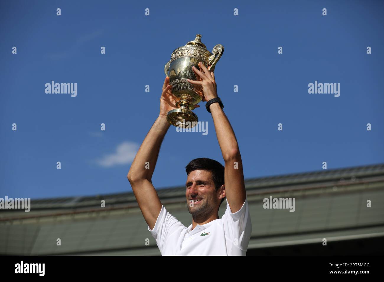 LONDON, ENGLAND – 15. JULI: Novak Djokovic aus Serbien feiert den Sieg gegen Kevin Anderson aus Südafrika und gewinnt am 15. Juli 2018 in London das Finale der Männer im Finale der Wimbledon Lawn Tennis Championships im All England Lawn Tennis and Croquet Club. Personen: Novak Djokovic Stockfoto